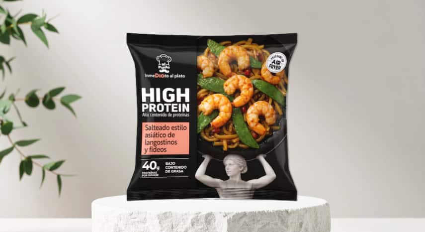 Salteado asiático de langostinos y fideos alto en proteínas